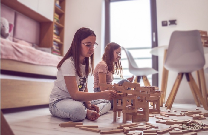 Dzieci podczas zabawy drewnianymi klockami Premium Wood